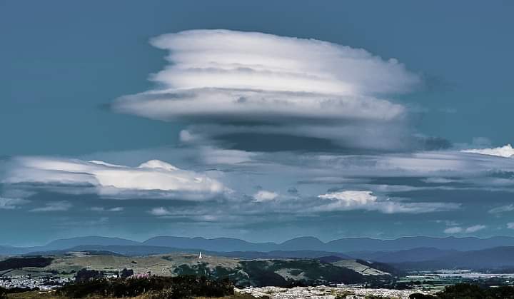 ArnieSwartzPoop's tweet image. Not been out taking shot for a while so here&apos;s one taken from Birkrigg, no doubt someone will know what these clouds are called (B&amp;amp;W with a bit of tweaking)...