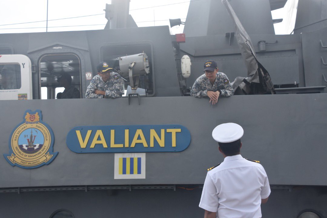 MPA_Barat's tweet photo. Ahoy!
A warm welcome to our friend from Republic of Singapore Navy for #ExMALAPURA30/22 closing phase at Lumut Naval Base today.
@tldm_rasmi
@mindefsg
@KAMARUDDIN_OMAR
#EnhancingInteroperability
#EmpoweringFriendship https://t.co/G6oVoeNJPT