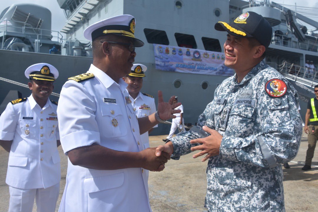 MPA_Barat's tweet photo. Ahoy!
A warm welcome to our friend from Republic of Singapore Navy for #ExMALAPURA30/22 closing phase at Lumut Naval Base today.
@tldm_rasmi
@mindefsg
@KAMARUDDIN_OMAR
#EnhancingInteroperability
#EmpoweringFriendship https://t.co/G6oVoeNJPT