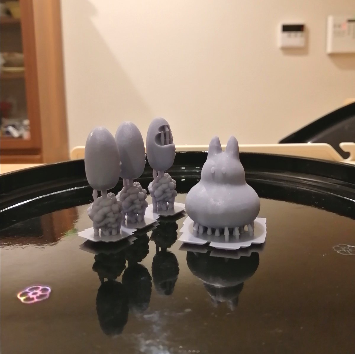 MochimochiOchie's tweet photo. つ…ついに！3Dプリンターを導入しました。そして試行錯誤の末、一応プリントできたみたい…？
色塗りはまた今度ね。これから楽しくなりそうです！
#3Dプリンター #3dprint #blender #光造形 #3dprinting https://t.co/zr09NxY1en