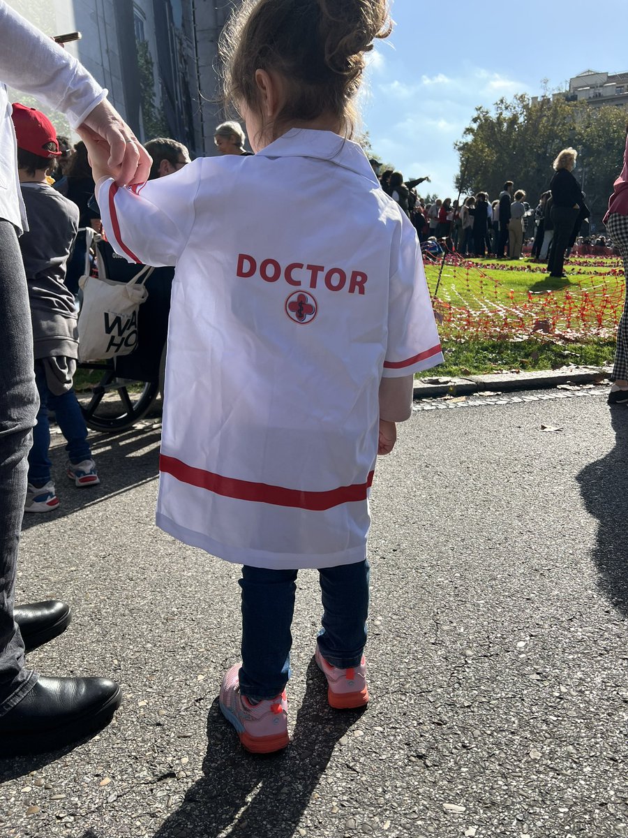 almucastro01's tweet photo. Esto no es una reivindicación
política ni laboral.
Esto va d asegurar la equidad d acceso a la sanidad.
No hablo como médico, hablo como usuaria de la SP:
- Madre de una persona con DM1 q recibe su tto de la SP.
-Amiga de personas con cancer 
- Como futura paciente https://t.co/gux9faD3rG