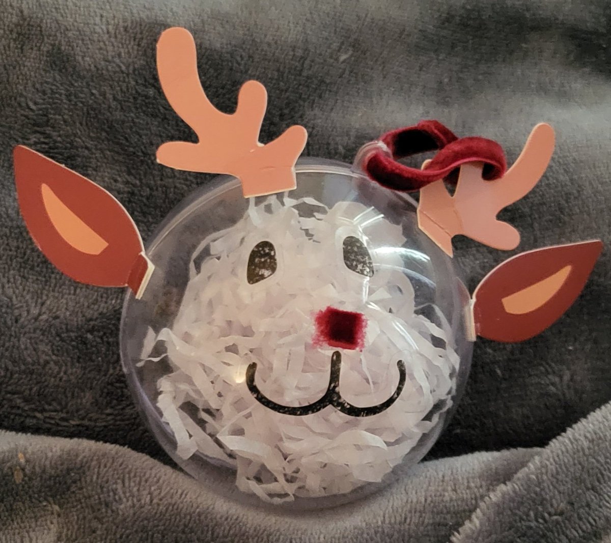 kaedequinn's tweet photo. Either we're bad at crafts or the craft is bad .... @Ieehoya

And The reindeer lost his nose https://t.co/rdMAZhm0SH