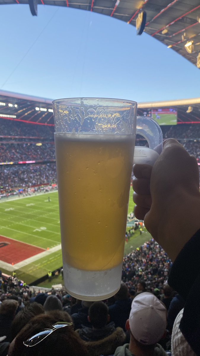 Oedinger4286's tweet photo. #NFLMunich Prost https://t.co/fflKYGbEWf