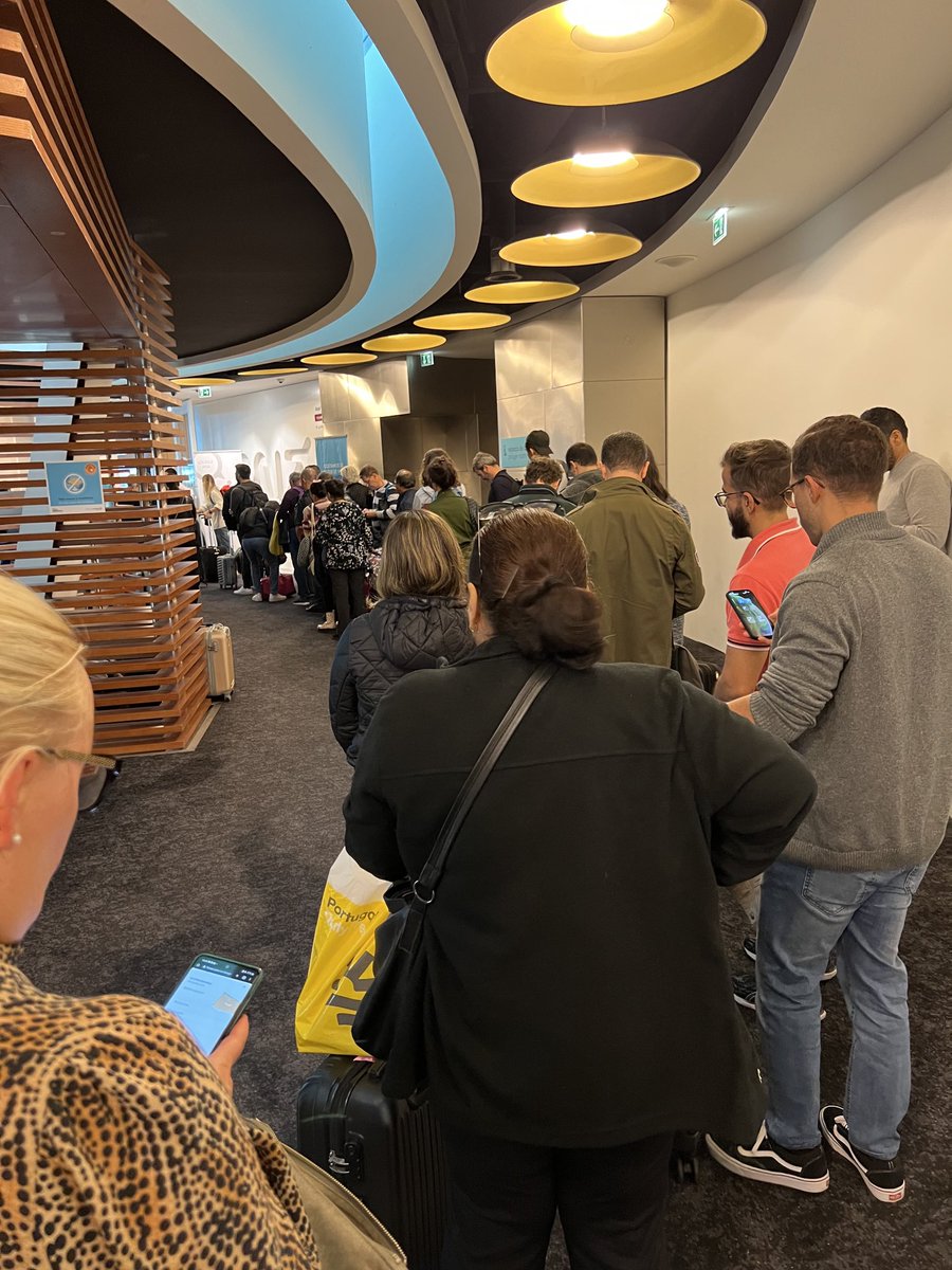 ⁦<a href="/AirFranceFR/">Air France FR</a>⁩  des années que je prends l avion . C est la premiere fois que je fais une file d attente pour rentrer dans un salon. Le service se degrade. Je ne sais meme pas si je vais y accéder avant l embarquement.