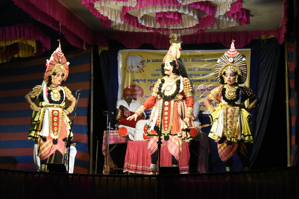 goubank's tweet photo. ಉತ್ತರ ಕನ್ನಡದ ಅಮೃತಧಾರಾ ಗೋಬ್ಯಾಂಕ್, ಹೊಸಾಡು ಇದರ ಸಹಾಯಾರ್ಥ @VishnuguptaVV ದ ಕುಮಾರಿಯರಿಂದ ಯಕ್ಷಗಾನ ಪ್ರದರ್ಶನ "ಗೋವರ್ಧನೋದ್ಧರಣ" ಹಾಗೂ ಸುಪ್ರಸಿದ್ಧ ಕಲಾವಿದರಿಂದ "ಪಾಂಚಜನ್ಯ (ಗುರುದಕ್ಷಿಣೆ)" ಯಕ್ಷಗಾನ ಸಮರ್ಪಣೆಯ ಯಶಸ್ವೀ ಕಾರ್ಯಕ್ರಮದ ಕಿರುನೋಟ...

#Goubank https://t.co/03nMpZLddF