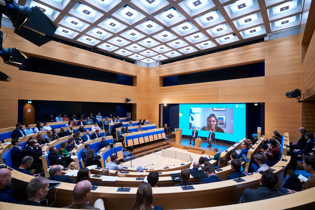 Politsnack_KAS's tweet image. Über Unterschiede und Gemeinsamkeiten von Polarisierung🗣️ in Deutschland 🇩🇪und den USA🇺🇸 diskutieren Juliane Schäuble @berlin_juliane, US-Korrespondentin von @tagesspiegel und Dr. Jochen Roose von @KASonline