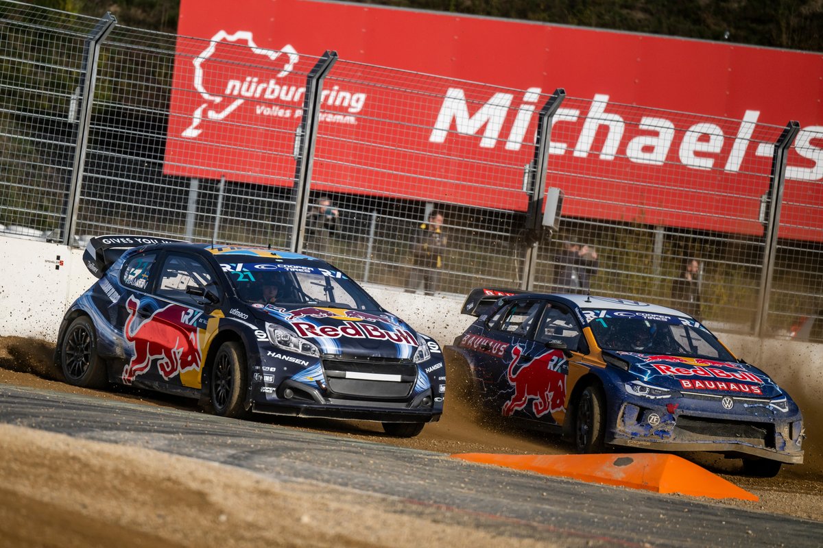 Wow 🤯 #WorldRX #NurburgringRX fināla startā <a href="/JohanKMS88/">Johan Kristoffersson</a> iztur triecienu no Gronholma un uzvar sezonas pēdējo finālu 🤘 <a href="/kevinhansen71/">KEVIN HANSEN</a> ar laicīgu džokera apli finišē otrais, priekšā Gronholmam 🔀
📸 #RedBullContentPool