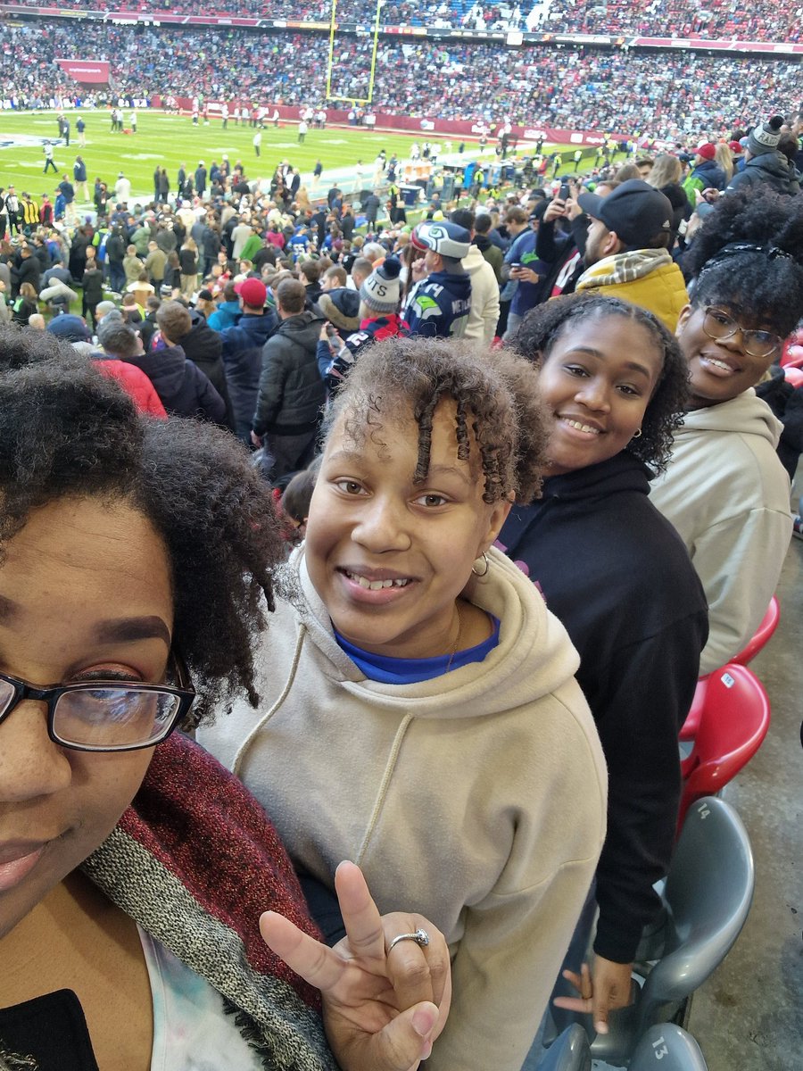 TxCurvyChic79's tweet photo. #NFLMunich #CyberportDE #SeahawksInMunich https://t.co/YRFrCW0cdc