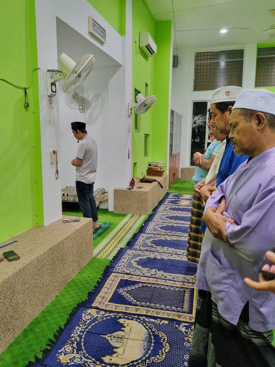 _ezalzamri's tweet photo. Sdr @AdamAdli selesai menjadi Imam utk Solat Isyak di Surau PPR Sungai Putat dan kemudian menyampaikan Ceramah di Kg Sungai Putat #PRU15 #P137 #HangTuahJaya #Harapan #KitaBoleh https://t.co/bOm0cSh1Mp