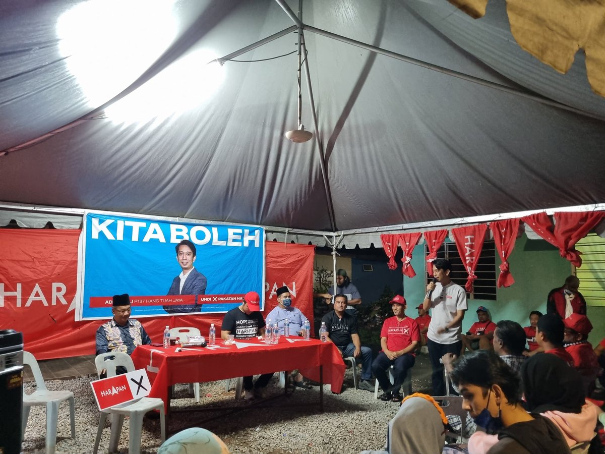 _ezalzamri's tweet photo. Sdr @AdamAdli selesai menjadi Imam utk Solat Isyak di Surau PPR Sungai Putat dan kemudian menyampaikan Ceramah di Kg Sungai Putat #PRU15 #P137 #HangTuahJaya #Harapan #KitaBoleh https://t.co/bOm0cSh1Mp