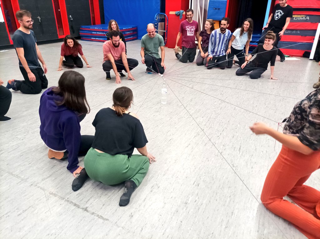 Antalcantara's tweet photo. Dels projectes que més gaudeixo. La formació de formadors/es de #CircSocial d'@ateneu9b.
No sé quantes edicions portem ja i sempre s'omple. Són 7 etapes en cap de setmana. 140h en total. Quina energia! https://t.co/TgP8xPn10V