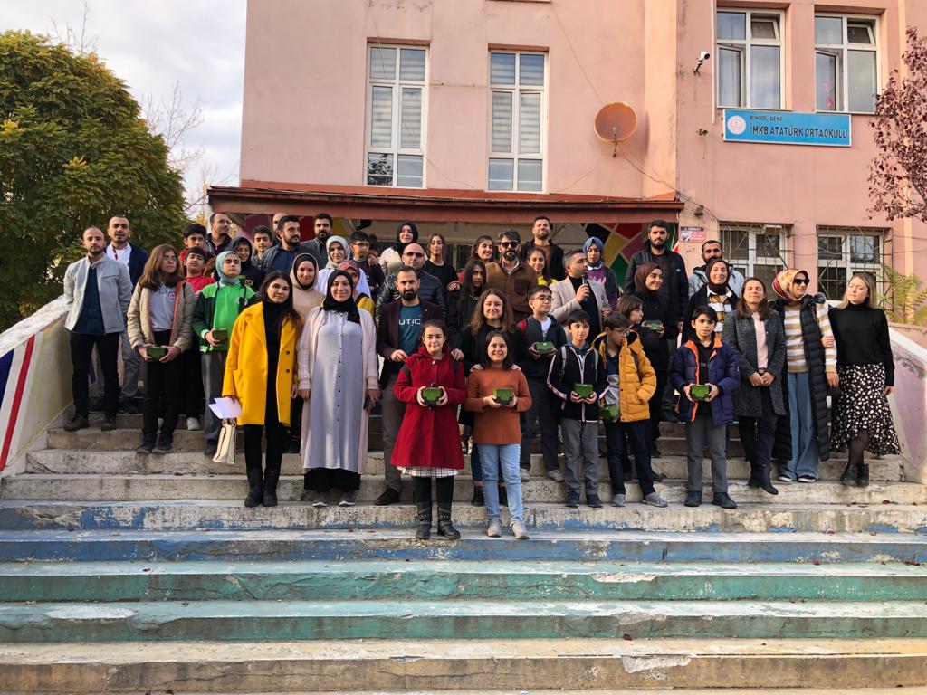 Bursluluk sınavını kazanan öğrencilerimize hediyelerini verdik 🥰🙂