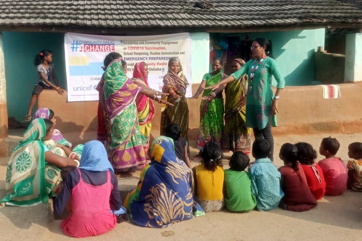 RadioHirakhand's tweet photo. Narrowcasting session being conducted by RJ Bindu of #communityradio Radio Hirakhand at Goudpali village of Sambalpur #communityradio4change. The Topic was Covid #vaccination and Prevention of #childmarriage. https://t.co/bQuHXev9UF