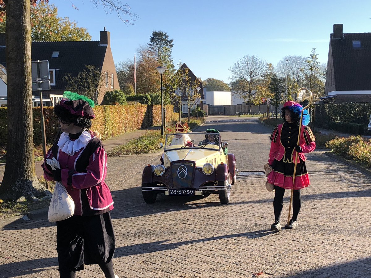 Kleppermenneke's tweet photo. Sinterklaas brengt ook een bezoek aan Esbeek, hij is niet met zijn privé-jet gekomen maar met zijn privé-auto. Hij wordt welkom geheten door de burgemeester van Hilvarenbeek Evert Weys en heel veel kinderen. In Schuttershof praten ze nog even door over zijn spannende reis. https://t.co/fAmRW9Wo1p