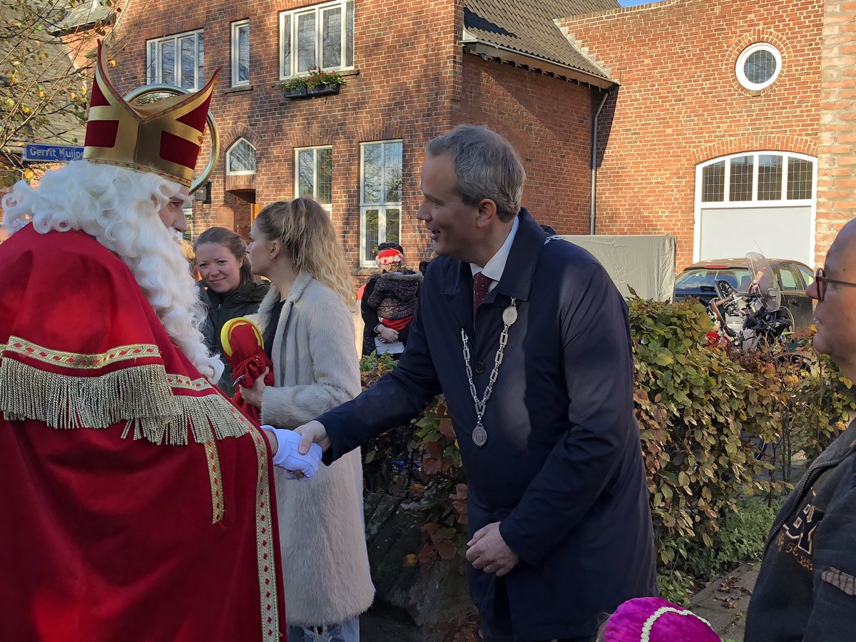 Kleppermenneke's tweet photo. Sinterklaas brengt ook een bezoek aan Esbeek, hij is niet met zijn privé-jet gekomen maar met zijn privé-auto. Hij wordt welkom geheten door de burgemeester van Hilvarenbeek Evert Weys en heel veel kinderen. In Schuttershof praten ze nog even door over zijn spannende reis. https://t.co/fAmRW9Wo1p