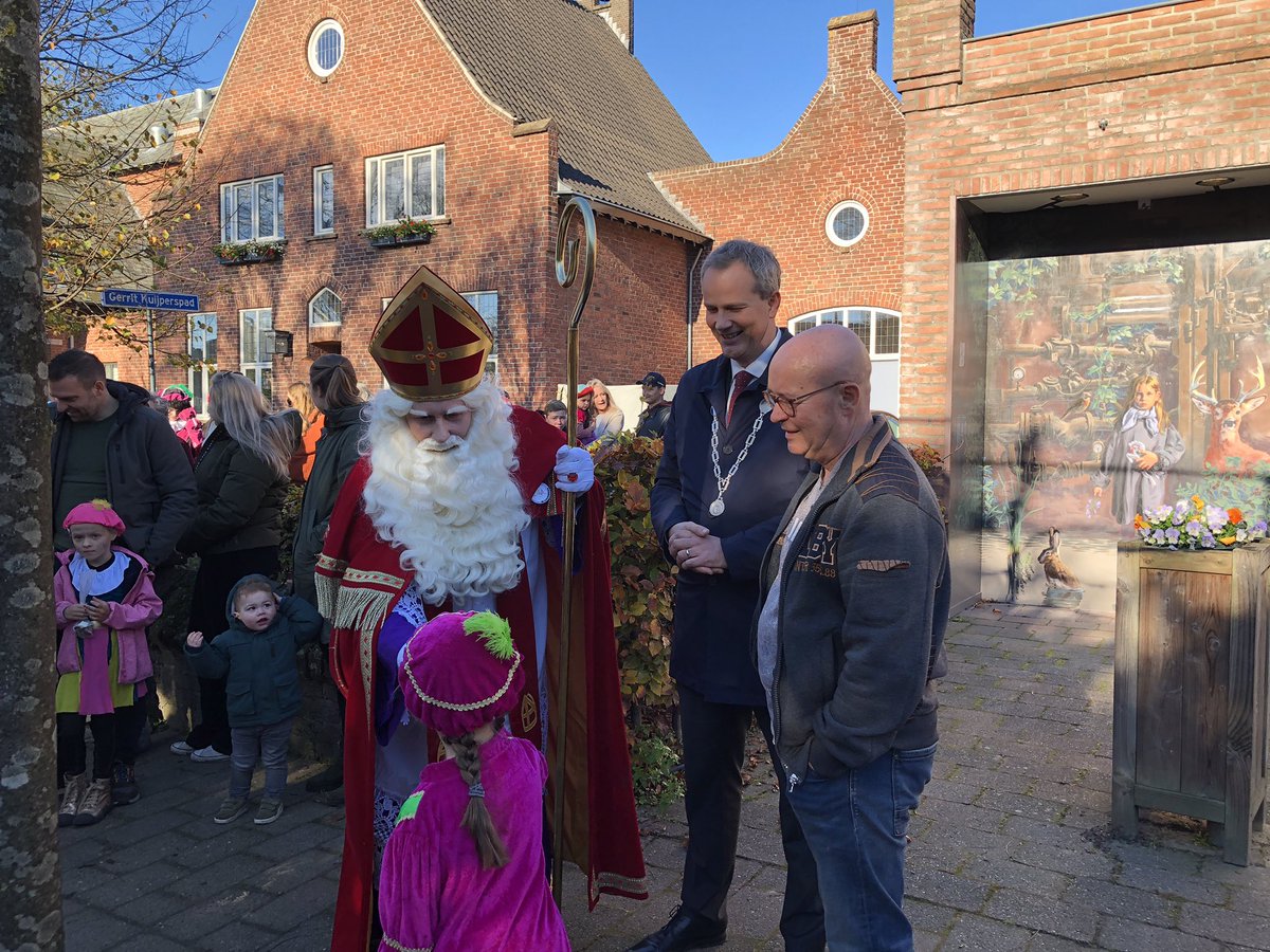 Kleppermenneke's tweet photo. Sinterklaas brengt ook een bezoek aan Esbeek, hij is niet met zijn privé-jet gekomen maar met zijn privé-auto. Hij wordt welkom geheten door de burgemeester van Hilvarenbeek Evert Weys en heel veel kinderen. In Schuttershof praten ze nog even door over zijn spannende reis. https://t.co/fAmRW9Wo1p