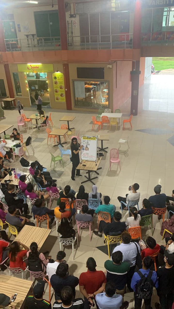 Fahmi Reza teaching in front of a crowd of around 50