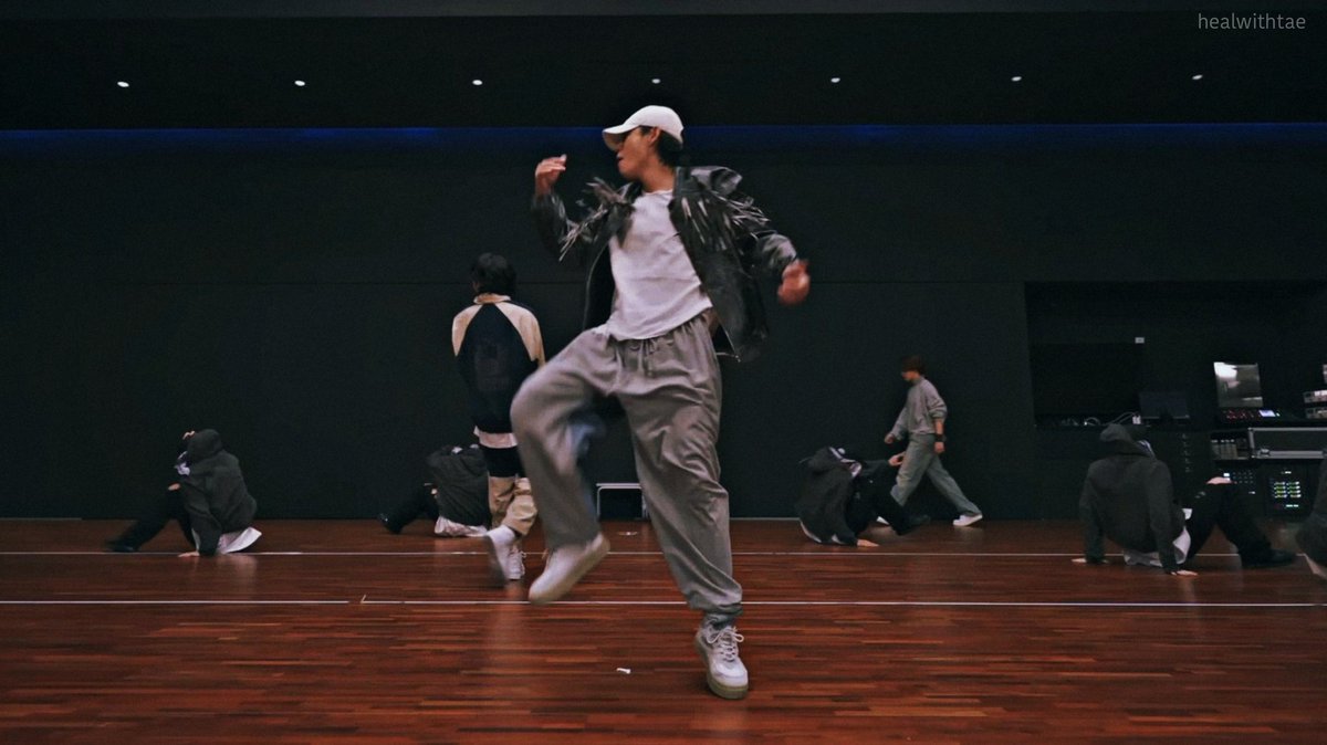 healwithtae's tweet image. kim taehyung for run bts, A BORN PERFORMER