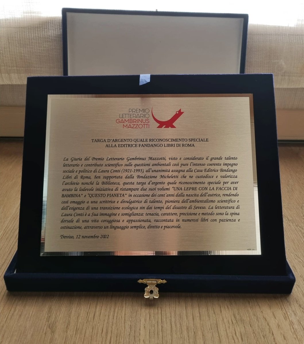 FandangoLibri's tweet photo. Portiamo a casa con molto orgoglio questa targa d’argento come riconoscimento speciale dal #PremioGambrinusMazzotti per la ripubblicazione di #UnaLepreConLaFacciaDiBambina e #QuestoPianeta di #LauraConti. https://t.co/MKG9b2JF67