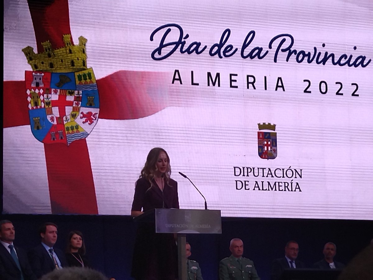 El acto está siendo presentado por <a href="/vrgandara/">Verónica Ruiz Gándara.</a> No es porque sea mi compañera en <a href="/COPEAlmeria/">COPE Almería</a> pero es que lo hace de lujo.