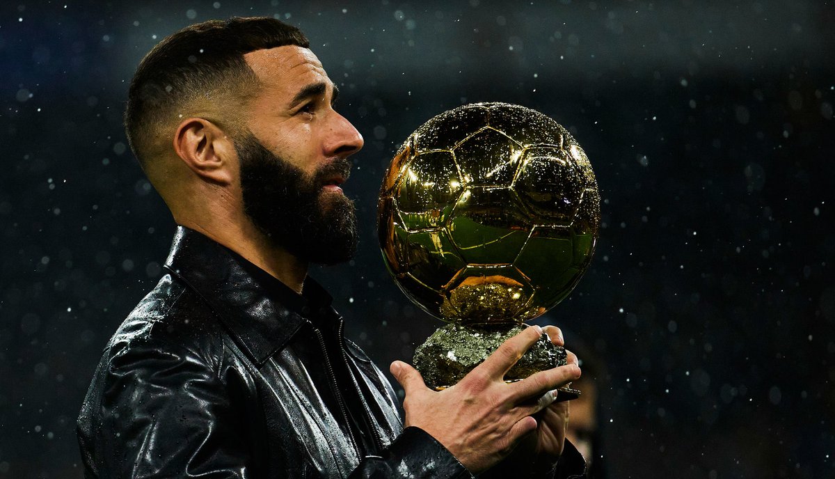 ActuFoot_'s tweet photo. Fred Calenge : « Cristiano Ronaldo, il vous a envoyé un petit message sympa après votre Ballon d’Or ? »

Benzema : « Non, je ne l’ai pas encore eu. » 

(@telefoot_TF1) https://t.co/wRzI2zLqZX