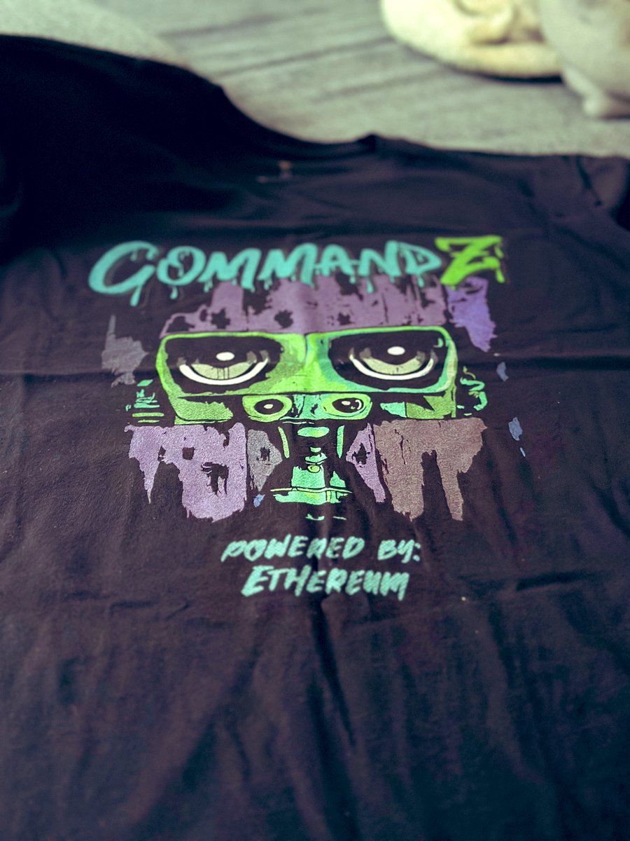 codingCookie's tweet image. Wohoo - my @CommandZ_eth holders shirt arrived ❤️ maybe i will frame it #proud thx @E11eEvans for the awesome artwork - love it!! #community #nft #crypto
