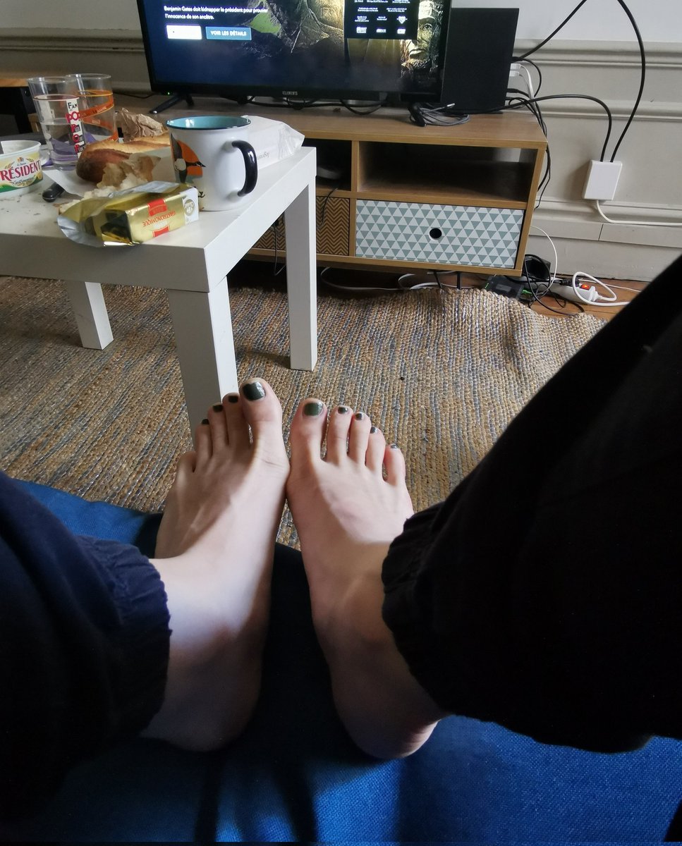 Charmiing_f's tweet photo. Petit dimanche canapés 😍😂
#feetfethish #feetpicsforsales #feetheaven #PiedsNus #feet #pieds #PicsOfFeet #pics #dimanchedouceur https://t.co/VuSTW3HorW
