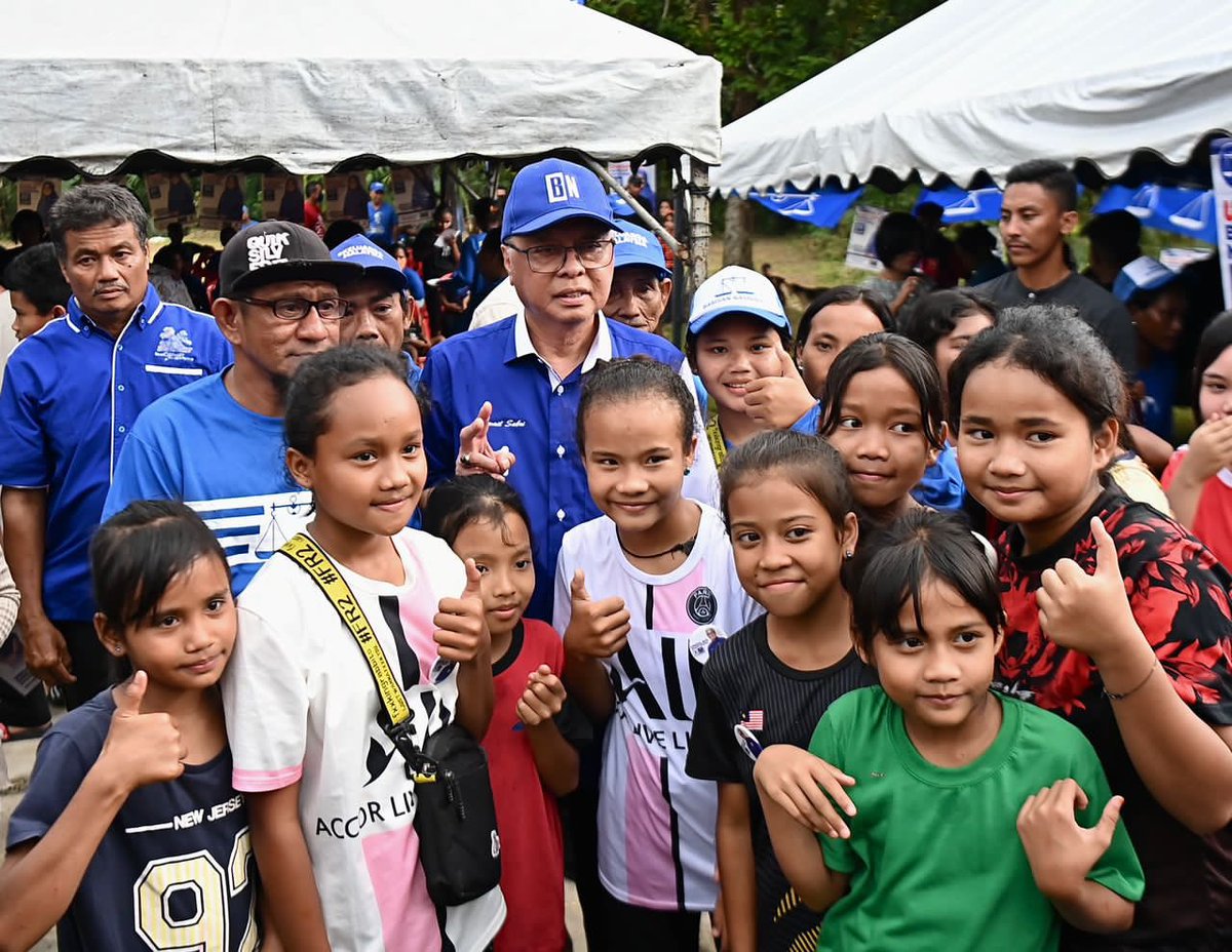 Atuk sayang semua cucu atuk..
Petang tadi bersama masyarakat Orang Asli Kg Paya Badak...

Sambutan sangat meriah....terima kasih semua.