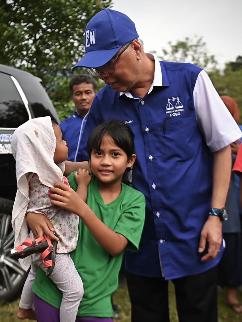 IsmailSabri60's tweet photo. Atuk sayang semua cucu atuk..
Petang tadi bersama masyarakat Orang Asli Kg Paya Badak...

Sambutan sangat meriah....terima kasih semua. https://t.co/RTWOHRZfX5
