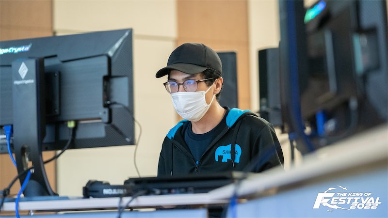 KOFesGaming's tweet photo. ✧┈┈┈┈┈┈┈┈┈┈
   #KOFes2022 KOF XV 表彰🏅
           ┈┈┈┈┈┈┈┈┈┈┈✧

栄えある優勝に輝いたのは…

✨SANWA/Laggia選手✨
　
おめでとうございます🎊

準優勝に輝いたのは、
SANWA/M’選手🥈でした！

素晴らしい戦いをありがとうございました！！ https://t.co/YE9OtYlRTo