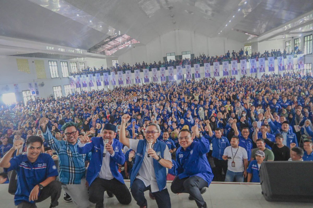Official_PAN's tweet photo. Bertemu 4.000 relawan Sumatera Utara!

Ketum PAN @ZUL_Hasan, Ketua @Fraksi_PAN DPR RI @salehdaulay, dan Ketum BM PAN @pashaungu_real bertamu ke daerah Gunung Tua, Padang Lawas Utara untuk menyambung tali kasih dengan relawan Sahabat Saleh Daulay.

Kader... Siap!
PAN... Menang! https://t.co/VuAKqZGjIK