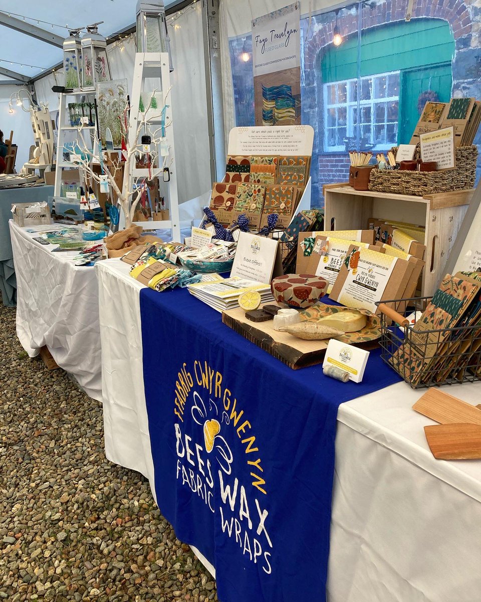 All set up for the second day of the Christmas fair at <a href="/ParcGlynllifon/">Glynllifon</a> on until 4pm today 💚🐝