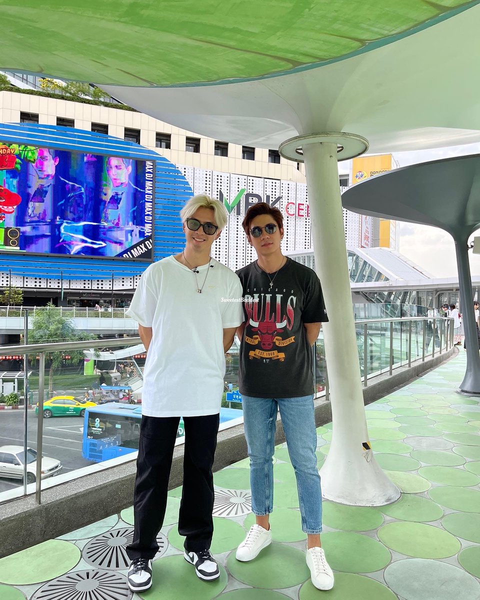 stayxhumble's tweet photo. นี่ไปถึงไม่มีฟค.ยืนตรงนั้นซักคน เลยลองเข้าไปถามพี่ทีมงานว่า ขอถ่ายรูปน้องได้ไหมคะ พี่เขาเลยบอกน้องให้ ละฟิล์มจะเดินเข้ามาก่อน เราเลยบอก ไม่ค่ะๆ ขอถ่ายรูปน้องคู่��ัน เหมือนน้องสตั๊นไปแป้บ แล้วแบบ “คู่กันเลยเหรอ อ่ะได้ มาๆ” 😂 คือเออ ได้รูปนี้มา โคตรน่ารัก #คุณชาย #แจมฟิล์ม #JamFilm https://t.co/gAp33hyUwA