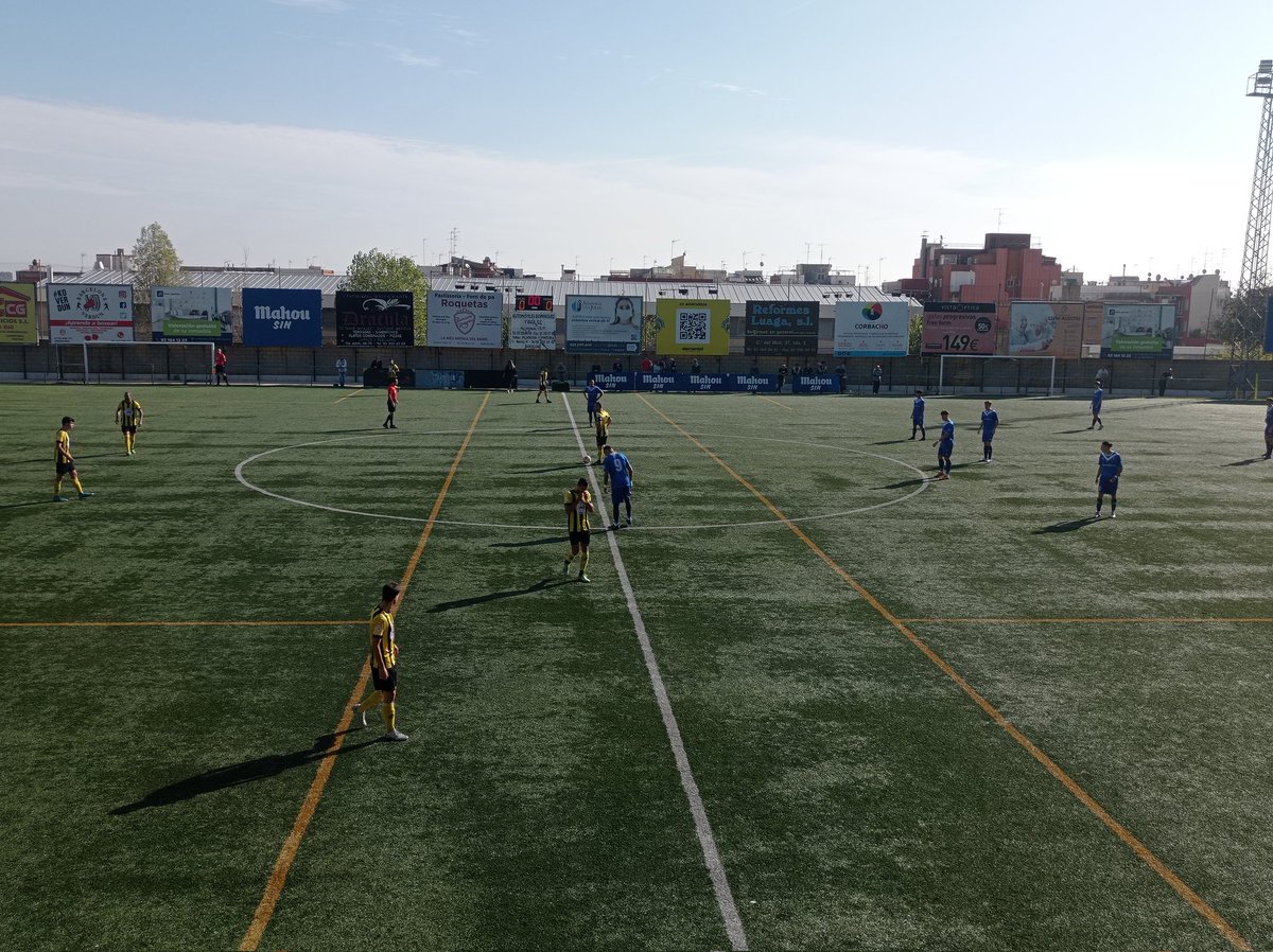 Bon dia #futbolcat desde el Municipal Nou Barris partit de #3rfef5 la <a href="/Montanyesa1927/">CF Montañesa</a> de <a href="/RaulPaje/">Raul Paje</a> rep la visita del @CF_Badalona #treballitreball