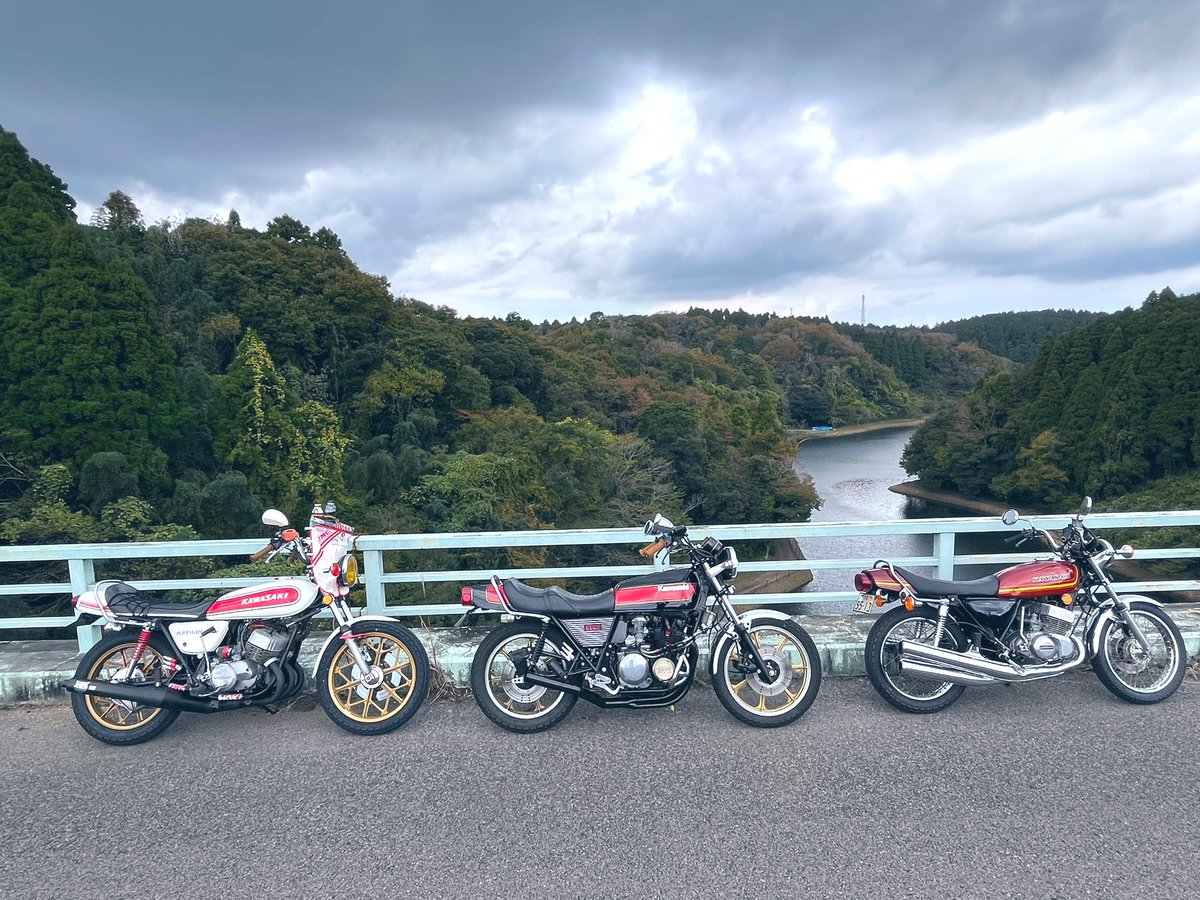 2334gtst's tweet photo. MOTOミーティング2022
久しぶりのバイク乗って、ちょっと疲れた！
凄い台数だった、良い刺激！
※しみけんも初見でした笑
#MOTOミーティング #ロングウッドステーション #千原せいじ #Z400FX #500ss #KH400 https://t.co/hwJKMf6pCC