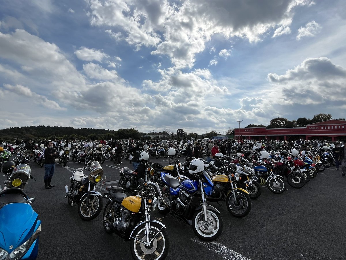 2334gtst's tweet photo. MOTOミーティング2022
久しぶりのバイク乗って、ちょっと疲れた！
凄い台数だった、良い刺激！
※しみけんも初見でした笑
#MOTOミーティング #ロングウッドステーション #千原せいじ #Z400FX #500ss #KH400 https://t.co/hwJKMf6pCC