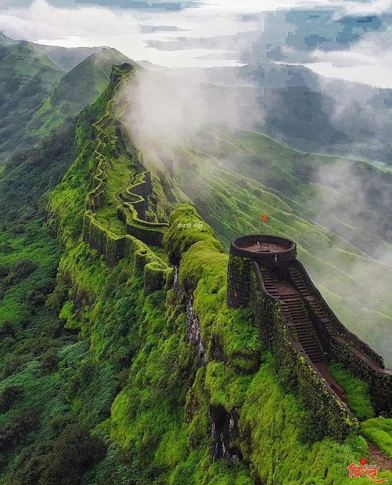IamUditGoel's tweet photo. 10 of the most amazing #Fort #Treks in #Maharashtra, #India

1. #Rajgad Fort Trek https://t.co/7H17ZJkkiz