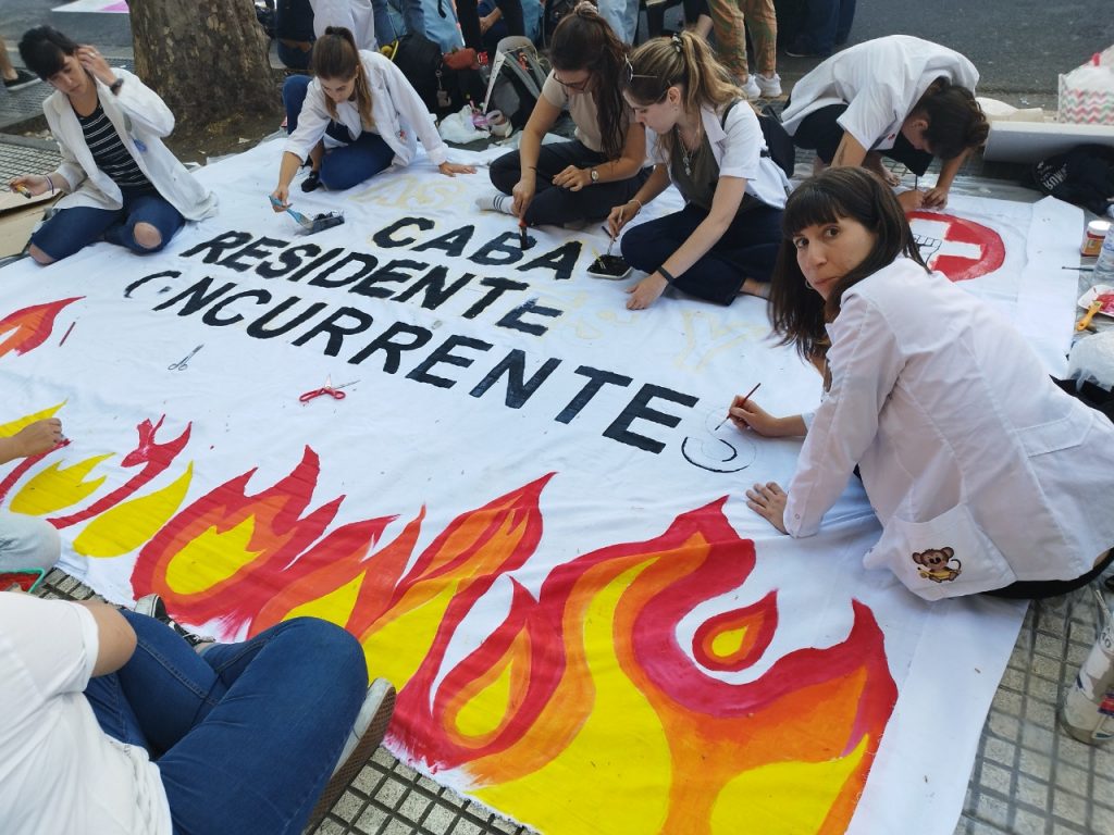 Residentes: el eslabón esencial de la salud porteña

Detrás de los guardapolvos blancos y el reclamo, hay una elección fuertemente vinculada al cuidado del otro, profundamente humanista

Historias de vida más allá de la protesta

Mi nota <a href="/tiempoarg/">Tiempo Argentino</a> 👇

tiempoar.com.ar/informacion-ge…