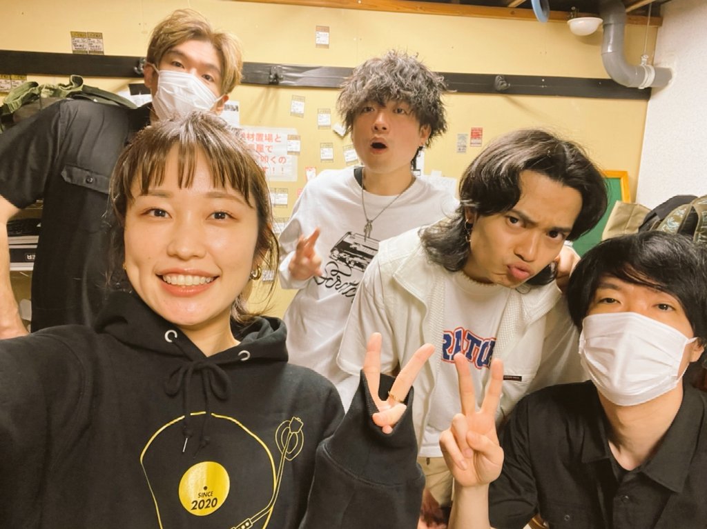FRONTLINE_Ryoma's tweet photo. 静岡UMBERライブ終了!
雨の中会いに来てくれた皆さん、ありがとうございました!
あれ?
つーわいとケイスケ写ってないけど、まあいいか。
#room9
#prodQlama https://t.co/QFcfEGINKZ