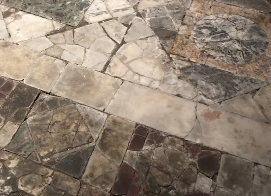 vaticannews_it's tweet photo. #archeologia A #Roma aprono al pubblico gli scavi di San Marco, "la prima parrocchia della #storia". #VaticanNews visita in anteprima l'area sottostante la basilica romana. 
Il video 👉 https://t.co/eUOcDlazIY https://t.co/YbWNSVn1Nd