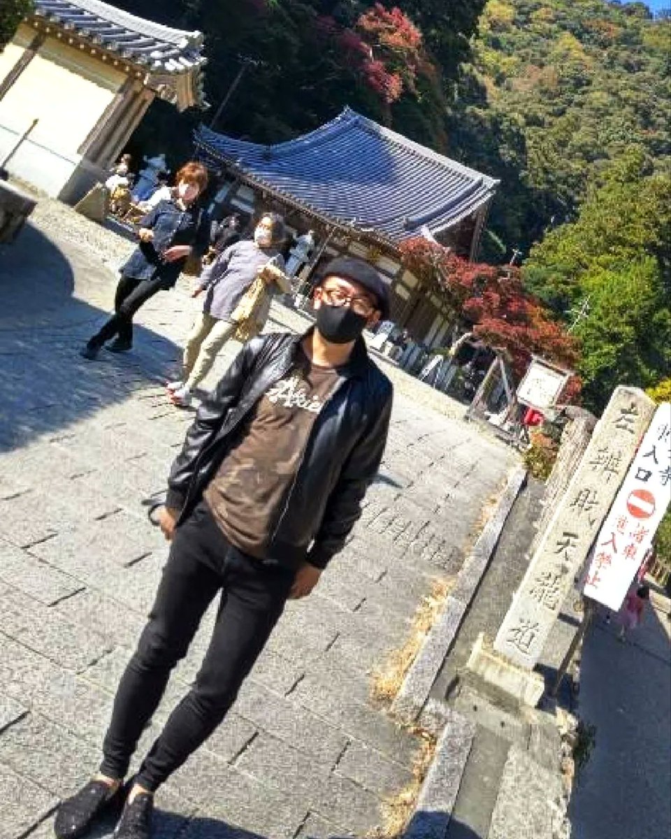 COSMICWORLD01's tweet photo. 11月12日、箕面で箕面大滝へ。
箕面大滝は日本滝百選の一つで、大阪府を代表する滝。紅葉の名所でもあるとのことで、見に行くことに。
滝までのアクセスは「滝道」というところを歩く。山の中まで3kmほど歩き、標高150mほど登ると、想像していたハイキングコースでなく、そこはお店が並ぶ観光地 ! https://t.co/I8ZzMGJUTR