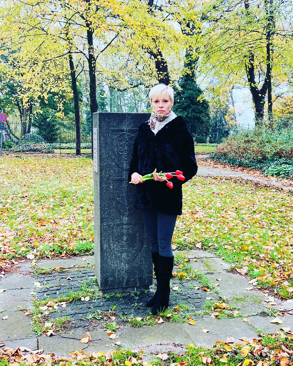 Im Andenken an unsere gefallenen Soldaten 💐 @AfD @AfD_Hamburg @AfD_Fraktion_HH #Volkstrauertag #Soldaten #Blumen #OlgaPetersen #ОльгаПетерзен #Мирумир