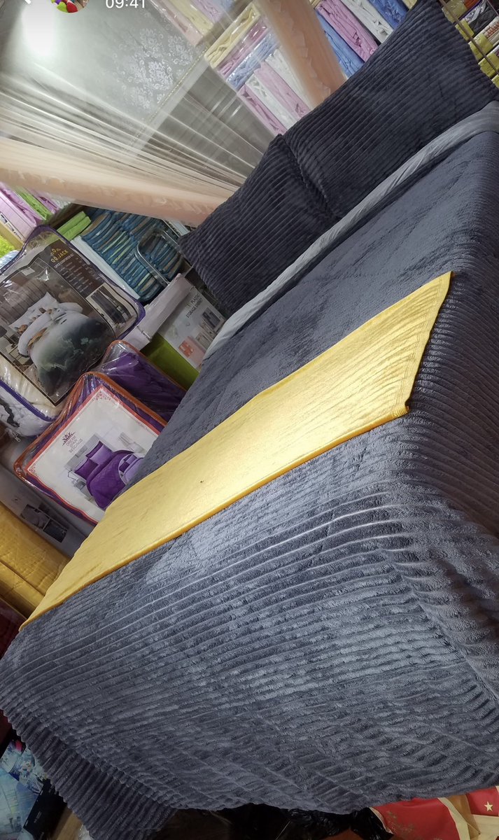 RitazCollection's tweet photo. CORAL VELVET DUVETS WITH 2 PILLOW CASES AND. BEDSHEET

PRICE………………………………….180,000/=
SIZES…………………………………..5/6 6/6 

Please call or WhatsApp 0772451472 for deliveries 
We deliver at a cost 
#duvet #coralvelvet #duvets #coralbedcovers #bedcover #bedding https://t.co/cZ4JNYgiEf