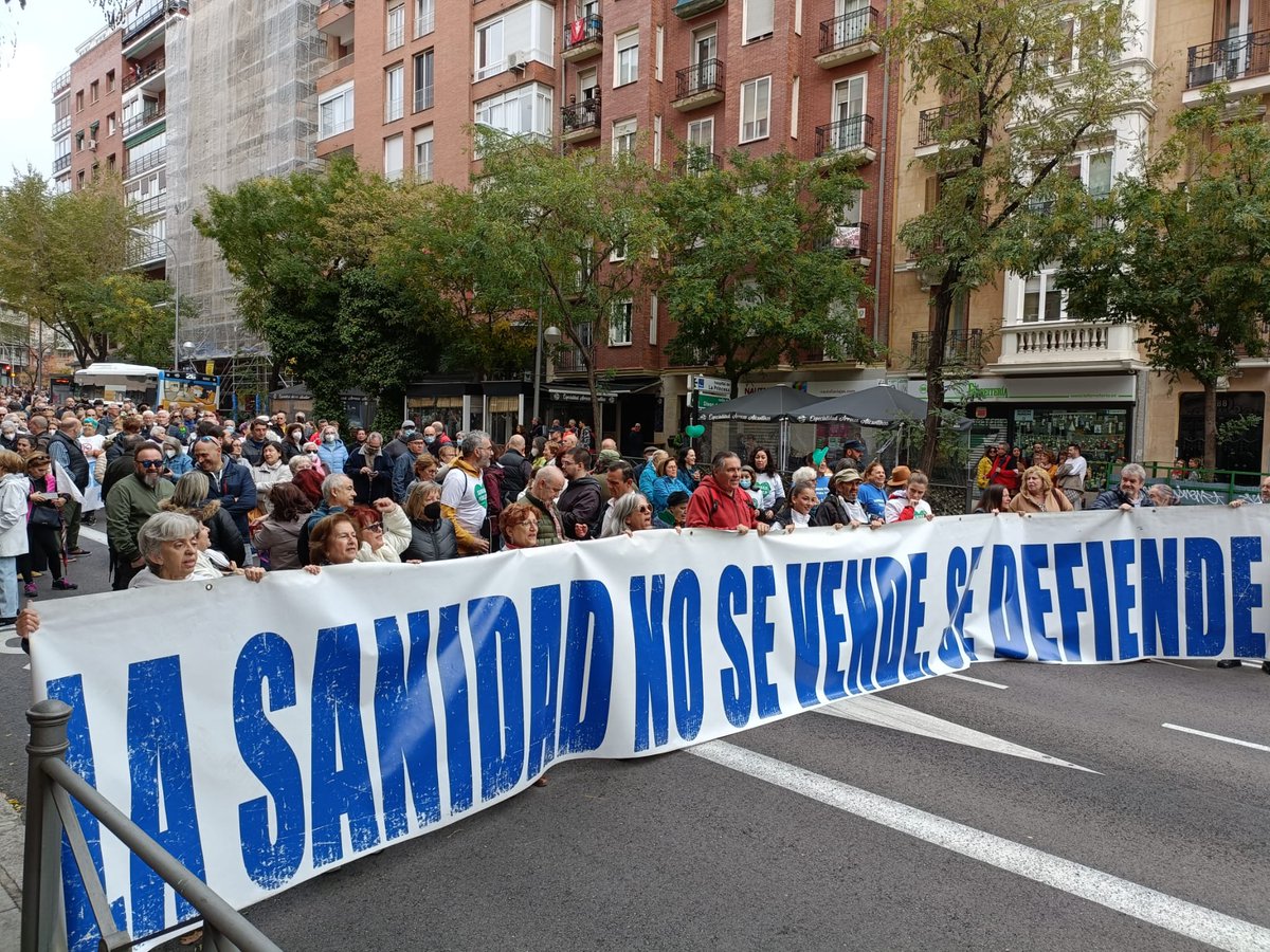 Que bonito está Madrid, cuando salimos a defender lo que es de todos. #MadridSeLevantaEl13  #Sanidadpublica
@PlataformaSAR <a href="/madrid_ame/">A. M. E.</a> <a href="/AFEM2012/">AFEM</a> <a href="/AmytsF/">AmytsFJD</a>