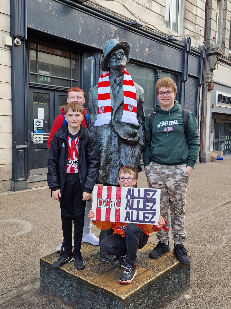 Everyone supporting <a href="/derrycityfc/">Derry City FC</a> today. Even James Connolly and James Joyce wearing the colours!! <a href="/thebhoyfi/">Fiachra B</a> Not long now til kick off!! Atmosphere starting to build! 🔴⚪️