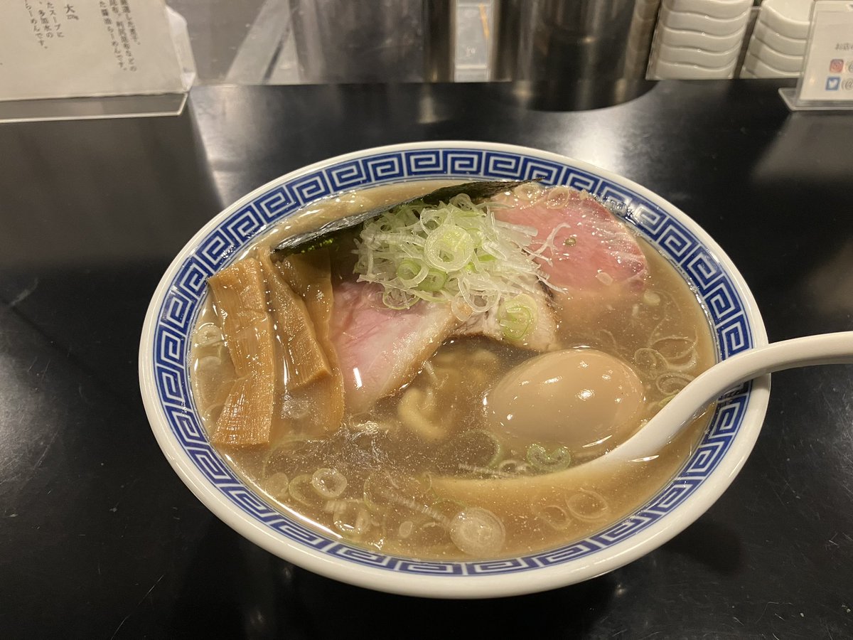 Alise415's tweet photo. 千葉県のAKEBIというラーメン屋さんに行ってきました。
注文したのは、特製煮干しラーメンと肉ご飯(*´ー｀*)
まずはスープを一口(*´ω`*)
煮干しの優しい味+濃すぎない醤油の味。おいしい〜(●´ω｀●)
麺は、意外と太めのちぢれ麺‼︎
スープが絡んでこれまた美味！
また機会が有れば立寄ります( ^ω^ ) https://t.co/nM3E8i7IQe