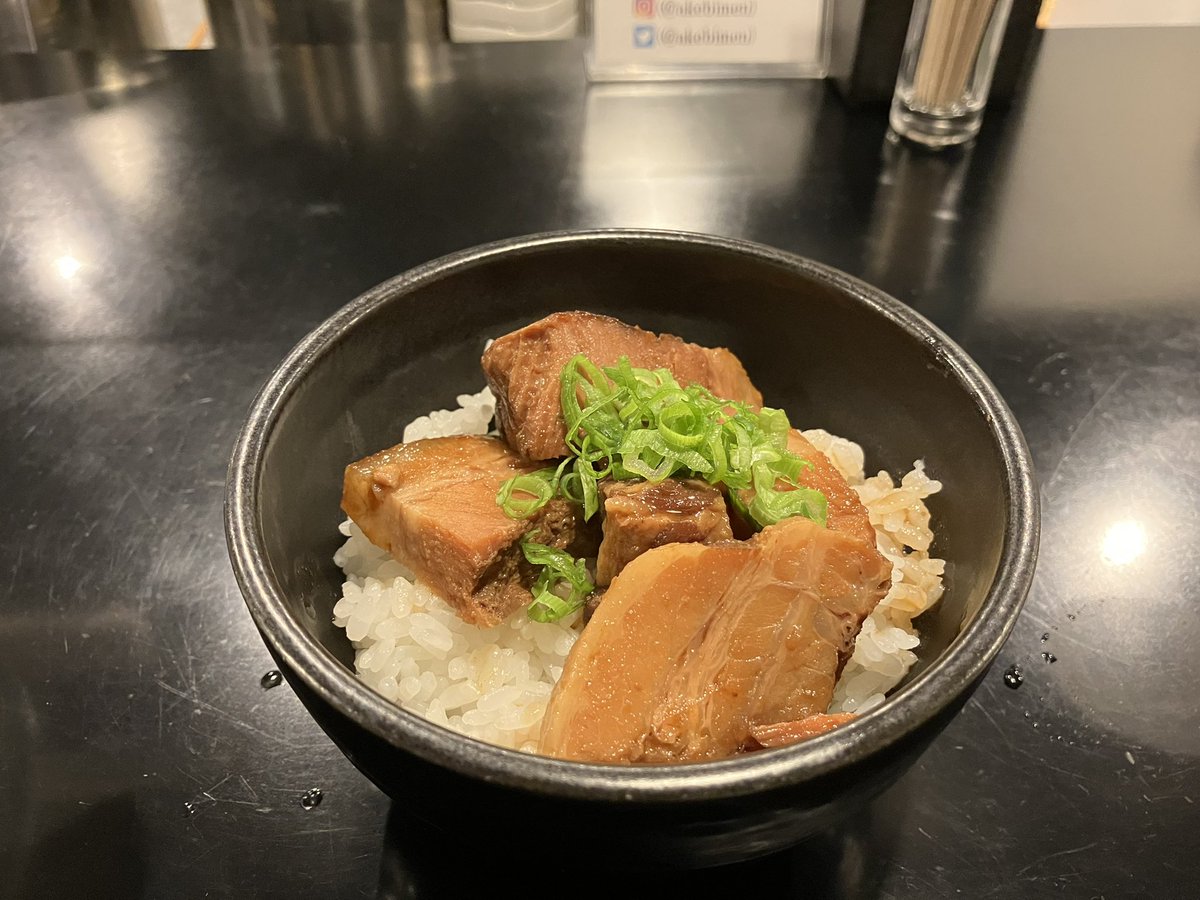 Alise415's tweet photo. 千葉県のAKEBIというラーメン屋さんに行ってきました。
注文したのは、特製煮干しラーメンと肉ご飯(*´ー｀*)
まずはスープを一口(*´ω`*)
煮干しの優しい味+濃すぎない醤油の味。おいしい〜(●´ω｀●)
麺は、意外と太めのちぢれ麺‼︎
スープが絡んでこれまた美味！
また機会が有れば立寄ります( ^ω^ ) https://t.co/nM3E8i7IQe