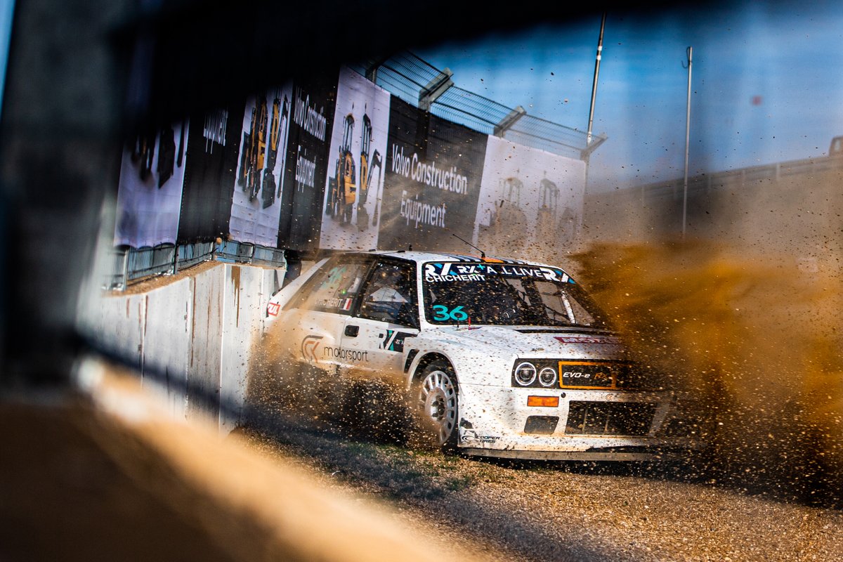 Pozitīvas ziņas - pēc vakardienas avārijas @GCKmotorsport  #LanciaDelta ar <a href="/GChicherit/">Guerlain Chicherit</a> ir atpakaļ ierindā 💪 #WorldRX #NurburgringRX treniņos gan šoreiz tikai devītā vieta, kamēr tabulas galvgalī atkal <a href="/JohanKMS88/">Johan Kristoffersson</a> 🚀
📸 #RedBullContentPool