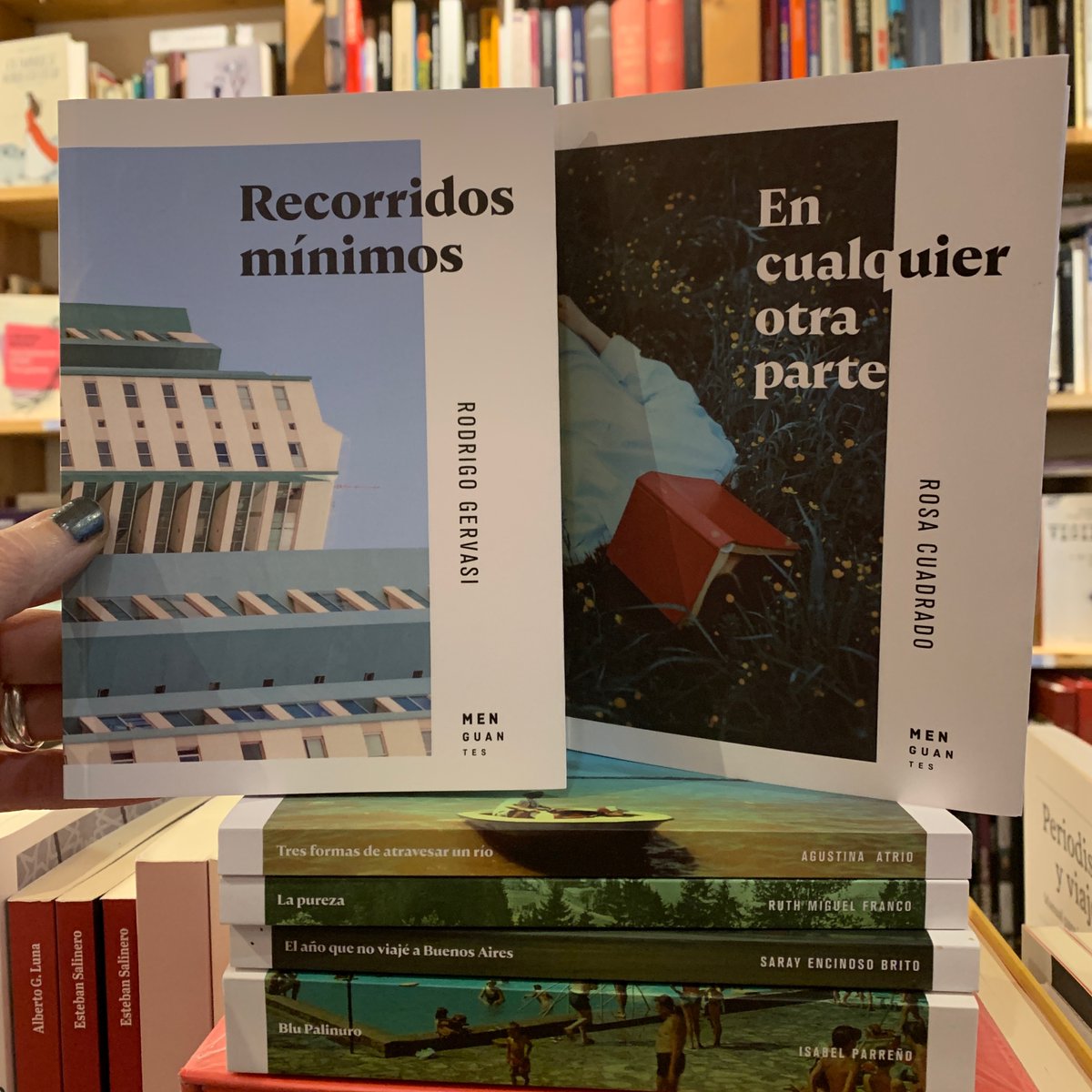 libreriaprimera's tweet photo. Lo último de ediciones Menguantes, que nunca defrauda, palabra de librera. Su colección de minis es para tenerla entera. Libros de viajes distintos. Ya en Urueña y disponible para enviarlos donde nos digáis. 📚💙📪 #edicionesmenguantes #librosdeviaje #urueña #villadellibro https://t.co/NaCeVeN95i