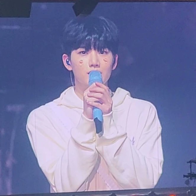 볼에 짱구 붙이고 나와서 한껏 귀염떨엇오..